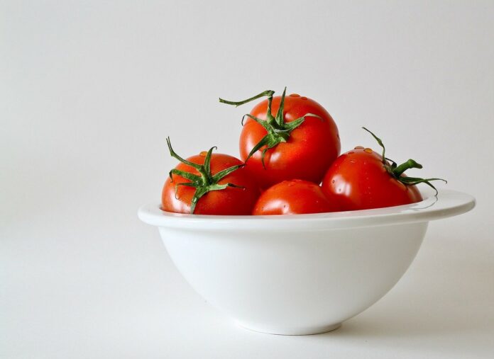 What health and skin benefits can tomatoes offer?  